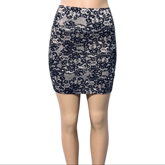 Charlotte Russe Dresses & Skirts - 🦋Charlotte Russe S Black Floral Mini Skirt🦋